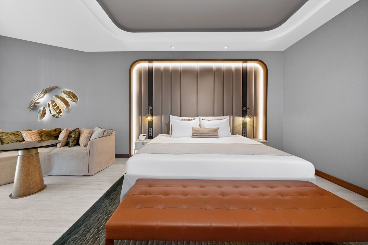 Deri puflu, dolaylı aydınlatmalı modern bir otel odası